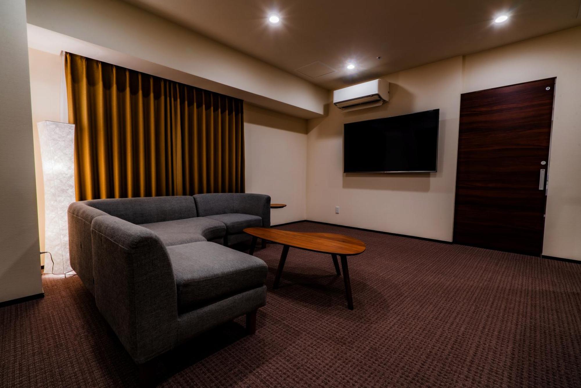 Randor Hotel Sapporo Suites Zimmer foto A living room in a hotel