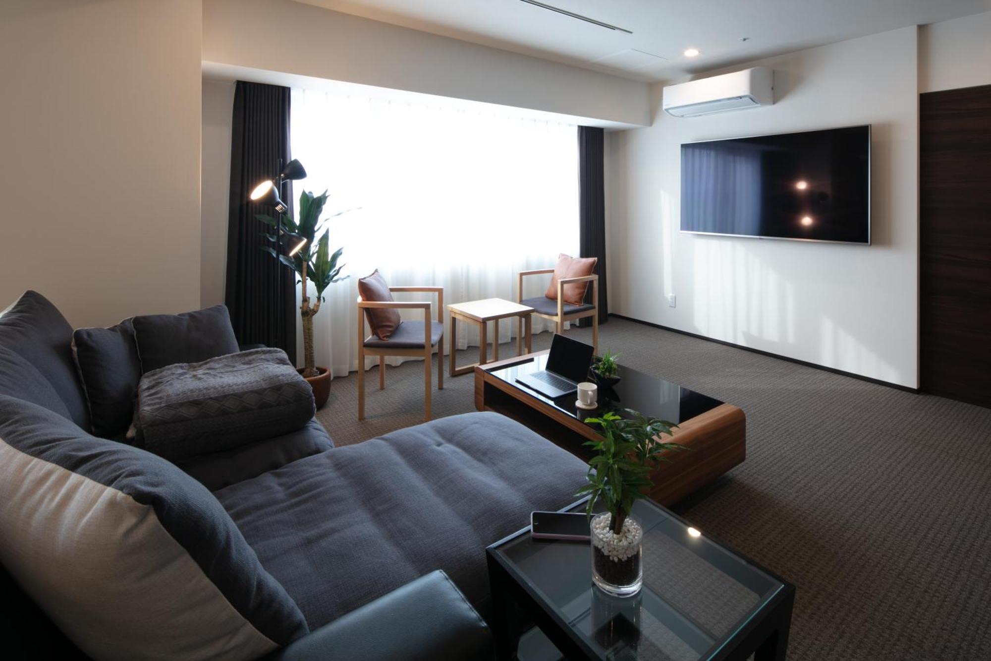 Randor Hotel Sapporo Suites Zimmer foto A living room in a Japanese apartment